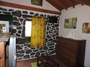 普赖尼亚德拜舒Casas de Campo HousesInPico的一个带石墙的厨房