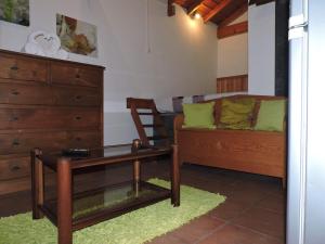 普赖尼亚德拜舒Casas de Campo HousesInPico的客厅配有沙发和桌子