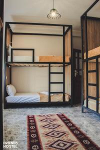 吉诺卡斯特Friends' Guesthouse & Hostel的配有2张双层床的宿舍间设有地毯。