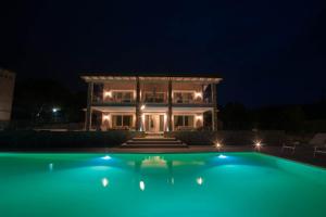 拉齐塞Italianflat - Maison du Lac的一座房子,晚上在前面设有游泳池