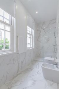 科英布拉AQ 188 Guest House的白色的浴室设有水槽和卫生间。