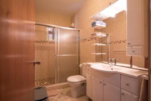 棕榈滩布巴里公寓的带淋浴、盥洗盆和卫生间的浴室