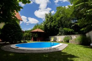 巴拉顿菲兹弗Szépkilátás Vendégház的一个带凉亭的庭院内的游泳池