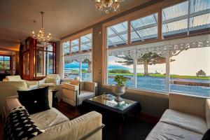 凯库拉凯库拉精品酒店的带沙发和大窗户的客厅
