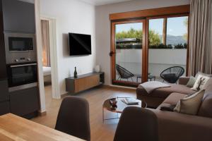 斯拉汀Luxury Poolside Villa的带沙发和电视的客厅