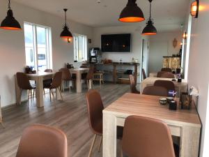 Hrafnavellir海如沃乐住宿加早餐旅馆的一间带桌椅的客厅和一间厨房