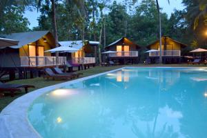 达瓦拉维考塔瓦塔村酒店的度假村前方的大型游泳池
