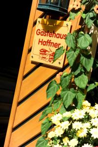 滨湖采尔Gästehaus Haffner的坐在木梯上,花朵繁多的书