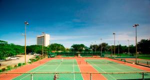 利瓜尼亚俱乐部酒店内部或周边的网球和/或壁球设施