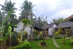 乌布Buda Cottage Ubud的房屋前的花园