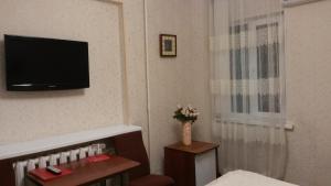 阿斯塔纳Hotel Shagyn的酒店客房的墙上配有电视