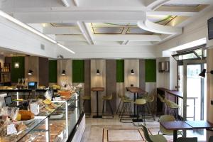 特拉帕尼法德拉中央酒店的餐厅拥有绿色的墙壁和桌椅