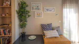 木洛希尼Nikky’s BLUE DREAM Apartment的一间带椅子和植物的客厅