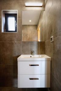 萨比诺瓦Sarbinowo Prestige - Ekskluzywne domki nad morzem的浴室设有白色水槽和镜子