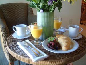圣海伦娜南桥纳帕谷酒店的一张桌子,早餐包括羊角面包和橙汁
