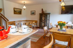 Seidegg艾尔姆霍斯安普罗斯山林小屋的厨房以及带桌椅的用餐室。