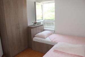 波尔吉察维拉公寓的一间小卧室,配有两张床和窗户