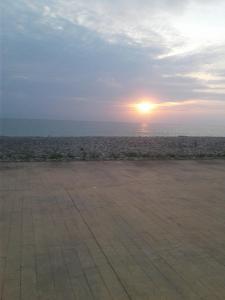 高尼奥Gonio Apsaros House的海滩上的日落,远处的阳光