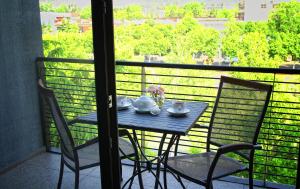 第比利斯Rogalux Blue的美景阳台配有桌椅
