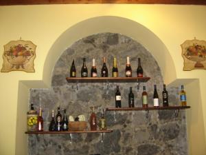 圣阿尔菲奥Ai Vecchi Crateri的装满瓶装葡萄酒的书架墙