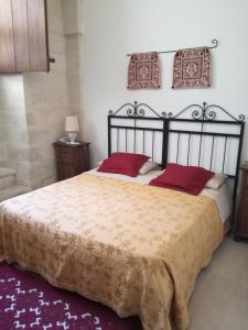 乌贾诺拉基耶萨玛赛利亚嘉塔莫拉酒店的一间卧室配有一张带红色枕头的大床