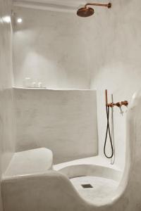 Living Theros Luxury Suites的一间浴室