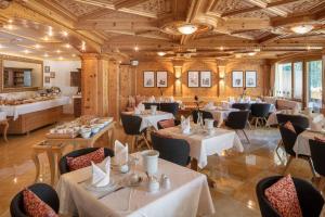 采尔马特瑞士阿尔卑斯山奥安林酒店的一间在房间内配有桌椅的餐厅