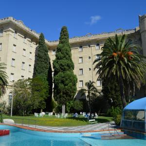 皮里亚波利斯阿根廷赌场和度假酒店的一座建筑前面设有游泳池