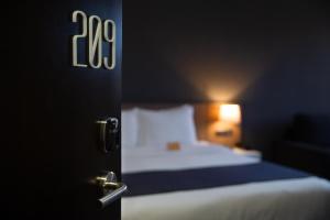 埃里温埃里温新星酒店的通往卧室的门,卧室内设有一张床