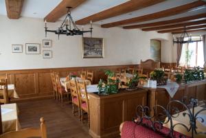 LauchringenDer Adler的一间带桌椅的用餐室