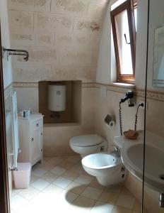 蒙塔尔巴诺Masseria De Michele的一间带卫生间和水槽的浴室