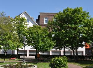 博尔库姆瓦尔德泽格拉芙酒店的前面有树木的白色建筑