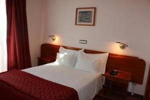 奥尔塔图瑞斯柯斯维德玛公寓的酒店客房,配有床和红色窗帘