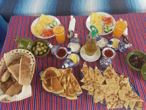 舍夫沙万拉西柏之家旅馆的餐桌,早餐包括烤面包、薯条和饮料