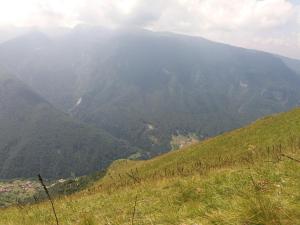 福尔加里亚Rifugio Di Pace的从草地山丘上欣赏山景