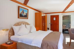 采尔马特博里瓦奇酒店的卧室配有一张白色大床