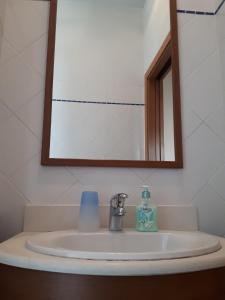 维亚雷焦伊尔米尔托酒店的浴室水槽配有镜子和1瓶肥皂