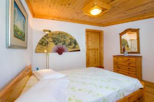 TheológosSpiti Ena的一间卧室设有一张床和木制天花板