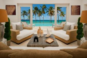 弗兰德希普The Liming Bequia的客厅配有白色家具,享有海景。
