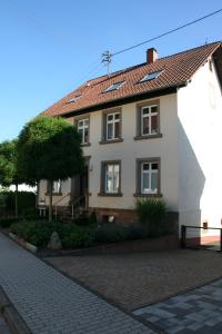 NiederlinxweilerFerienwohnung Atrium的砖路上有红色屋顶的房子