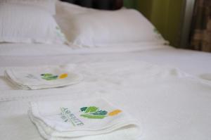内罗毕白灰酒店的床上铺有白色毛巾的床