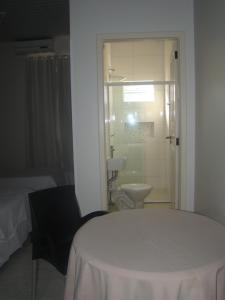 伊瓜苏普萨达跨提宾馆的客房设有一张床和一间带水槽的浴室