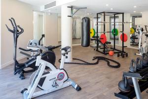 拉卡诺奥肯Hôtel Vitalparc的健身房,配有跑步机和健身器材