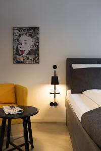杜塞尔多夫Square Rooms 8的一间卧室配有一张床、一张桌子和一盏灯