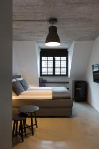杜塞尔多夫Square Rooms 8的一间卧室设有一张床、一个窗口和一张桌子