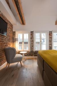杜塞尔多夫20号广场公寓的一间卧室配有一张床、一把椅子和窗户。