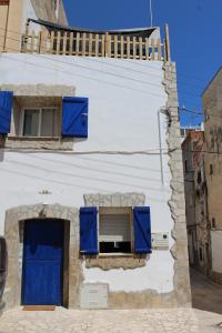阿尔卡纳尔Lo Blavet d'Alcanar的白色的建筑,有蓝色的窗户和门
