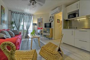 勒格罗-迪鲁瓦T2 cosy de 41m2 à 400 m de la plage, résidence avec piscine.的客厅配有沙发和桌子