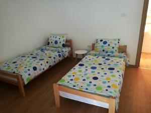 利塔尼Apartmani Gmitrovic的一间卧室配有两张床和一张桌子