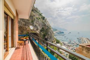 阿马尔菲Belvedere Apartment的阳台享有阿马尔菲海岸(amalfi coast)的景致。